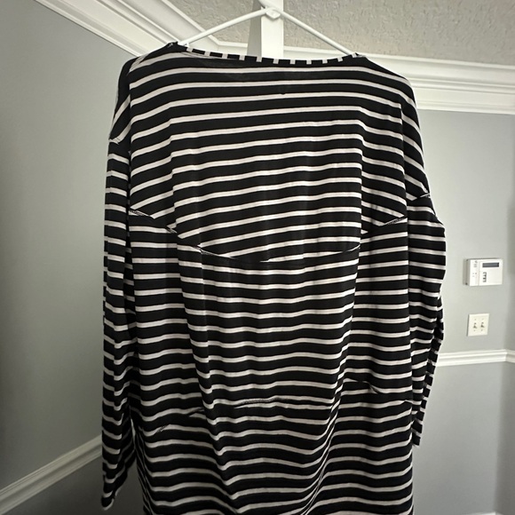 Lululemon Black and White Striped Women's Top - Picture 4 of 4